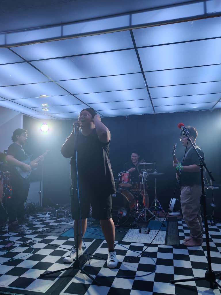 Sayap Lepas performing live