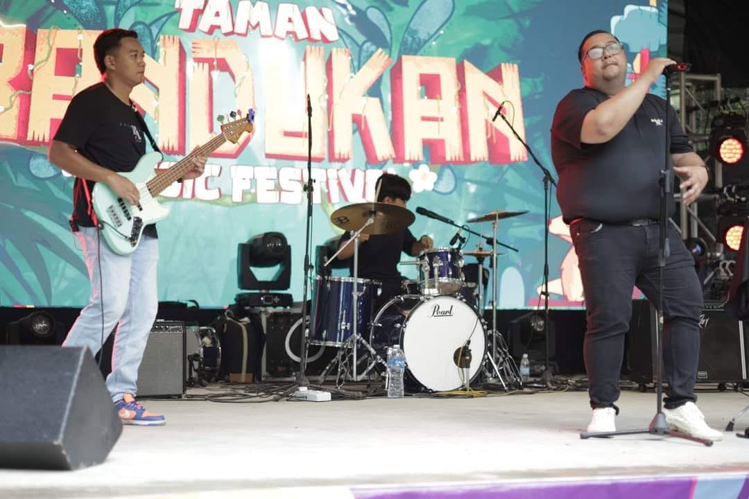 Sayap Lepas performing at a music festival